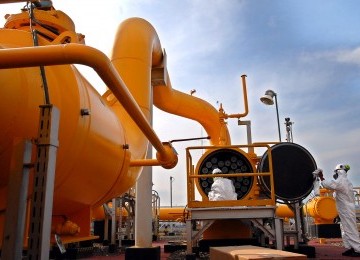 Teknisi Pemeliharaan Fasilitas sedang melakukan pemeriksaan dan perawatan rutin pada pipa distribusi gas di Stasiun Transmisi Bojonegara milik PT Perusahaan Gas Negara (PGN) Tbk di Bojonegara, Banten, Kamis (27/10). (Republika/Agung Supriyanto)