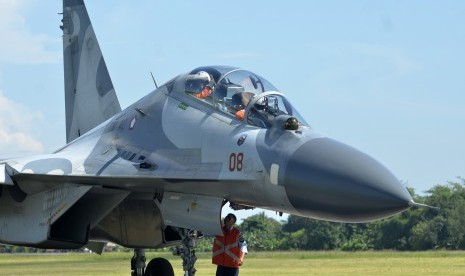 Teknisi pesawat jet tempur Sukhoi milik TNI Angkatan Udara (AU melakukan pemeriksaan mesin sebelum 'Take Off' di pangkalan Lanud Sultan Hasanuddin, Makassar, Sulawesi Selatan.