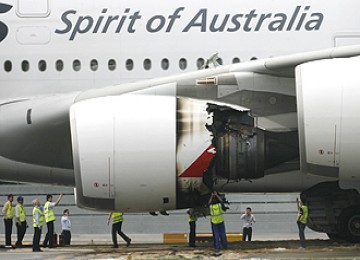 Teknisi memeriksa kerusakan pada bagian belakang mesin Qantas