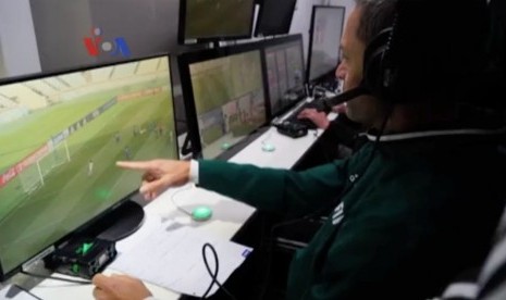 Teknologi audio-visual untuk membantu wasit di pertandingan sepakbola