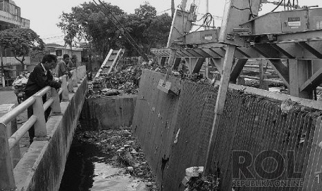 Teknologi baru untuk membersihkan sampah di sungai mulai diujicobakan di persimpangan Kali Sekretaris dan Kali Grogol, Jakbar