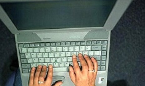 Teknologi kamera di dalam laptop dapat merekam gerak-gerik obyek di depan laptop.