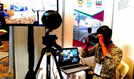 Teknologi kamera Virtual Reality 360 derajat  menjadi salah satu perhatian para peserta kompetisi hacker nasional Cyber Jawara di ajang konferensi dan workshop internasional Code Bali 2017 di Kuta Legian Bali, Rabu (27/9).