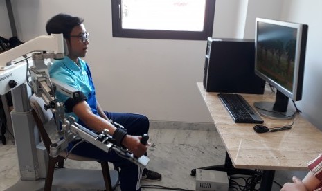 Teknologi robotik yang mempermudah pemulihan pasca strok di Klinik Wijaya, Jakarta Selatan.