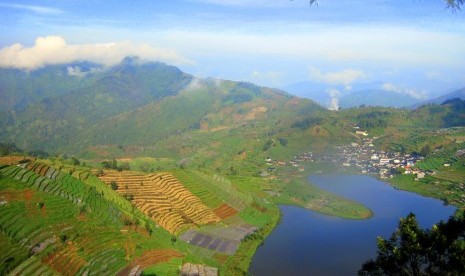 Telaga Cebong, sebuah kesegaran menawan di tengah warna-warni panorama alam Dieng yang memukau.