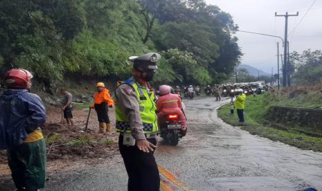 Telah terjadi  Bencana Tanah Longsor  di Kabupaten Subang,  Kp Dauan RT 15/04 Blok Legokokok, sekitar pukul 14.00 WIB Senin (2/5/2022).  Peristiwa tepatnya terjadi  di titik koordinat -6.748052, 107.647873, Desa/Kel Ciater, Kecamatan Ciater.  