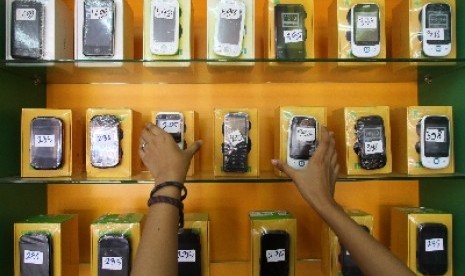 Telepon seluler bukan lagi menjadi barang mewah, anak-anak bahkan kini dapat dengan mudah mengakses telepon genggam.