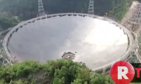 Teleskop Five-hundred-metre Aperture Spherical Radio Telescope (FAST) di Cina