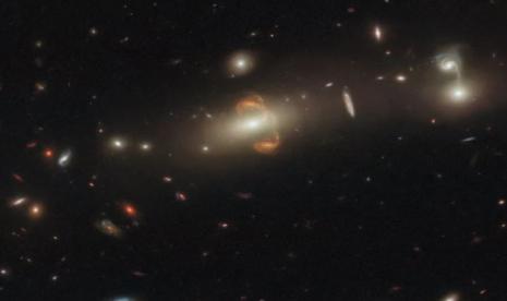 Teleskop Luar Angkasa Hubble mengungkapkan gambar galaksi bernama SGAS J143845+145407. 