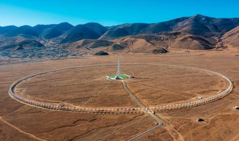 Teleskop Radio Surya Daocheng (DSRT), yang terletak di dataran tinggi di provinsi Sichuan di barat daya China, terdiri dari 313 piringan.