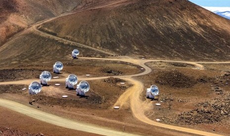 Teleskop Submillimeter Array yang merupakan bagian dari jaringan Event Horizon Telescope di Mauna Kea, Hawaii pada 4 April 2019. Teleskop tersebut digunakan untuk mengambil foto lubang hitam pertama di dunia.