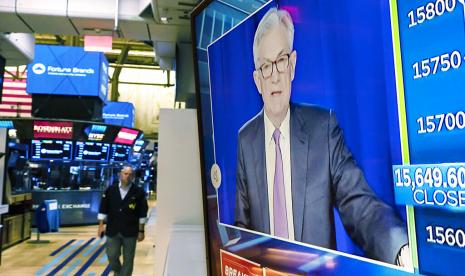 Televisi di New York Stock Exchange menunjukkan Ketua Federal Reserve Jerome Powel tengah berbicara dalam konferensi pers usai pertemuan dua hari Federal Open Market Committee (FOMC), Rabu (3/11) waktu setempat. Menkeu Turki sebut Federal Reserve Amerika Serikat (AS) bukan milik publik Amerika.