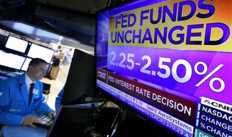 Televisi menunjukkan kisaran suku bunga bank sentral AS, The Federal Reserve. The Fed memutuskan tidak mengubah kebijakan suku bunganya pada pertemuan Rabu (30/1).