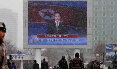 Televisi Raksasa di depan stasiun Pyongyang menyiarkan pengumuman bahwa pemerintah tengah melakukan pengembangan dan uji coba nuklir.