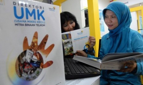 Telkom ditributes 9 billion IDR to small medium enterprises (SME) in its parnership program during the begining of 2012. (illustration) 