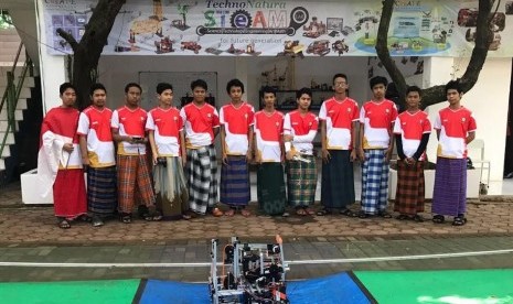 Telkom Indonesia mendukung remaja penggiat robot mengikuti  First Global Challenge Olympic Robot Competition 2017 yang diselenggarakan di Washington DC, Amerika Serikat (AS) pada 14 hingga 18 Juli 2017.