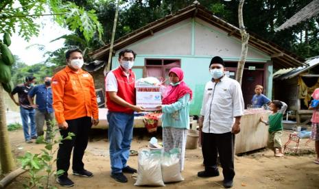 Telkom Indonesia menyalurkan bantuan paket sembako, personal hygine, dan alat kebersihan kepada masyarakat terdampak banjir Banten melalui LAZ Harfa pada Rabu (23/12) di Kp. Aweh, Ds. Babakan, Kec, Kalang Anyar, Lebak Banten. Selain itu, Bantuan ini juga disalurkan di tiga lokasi lainnya, satu lokasi di Kabupaten Lebak dan dua lainnya di Kabupaten Pandeglang. 