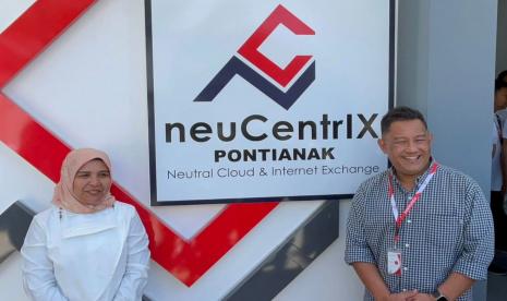 Peresmian neuCentrIX Pontianak oleh Direktur Wholesale & International Service Telkom Bogi Witjaksono (kanan) yang disaksikan EVP Telkom Regional VI Fera Pebrayenti (kiri), pada Rabu (8/2/2023).