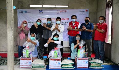 Telkom Regional II Jakarta dan LAZ Harfa menyalurkan bantuan paket sembako, personal hygine, dan alat kebersihan kepada masyarakat terdampak banjir Banten, pada Rabu (23/12), di Kampung Aweh, Desa Babakan, Kecamatan Kalang Anyar, Lebak Banten.