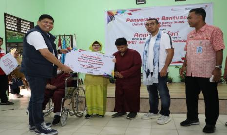 Penyerahan bantuan secara simbolis oleh Direktur Human Capital Management Telkom (paling kiri) dan Komisaris Telkom Arya Mahendra Sinulingga (kedua dari kanan) didampingi oleh Kepala Cabang Dinas Pendidikan Provinsi Kepulauan Banga Belitung Wilayah I Sjamsul Bahri (paling kanan) kepada Kepala Sekolah SLBN Pangkalpinang Dra. Sahara (kedua dari kiri) dan perwakilan murid pada rangkaian kegiatan Anniversafari dalam rangka peringatan HUT ke-57 Telkom Indonesia.