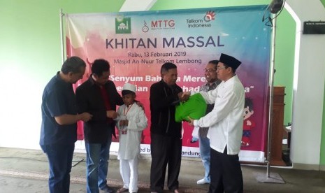 Telkom Witel Bandung bekerja sama dengan Majelis Taklim Telkom Grup (MTTG) menggelar khitanan massal. Khitanan masal ini diikuti oleh 35 orang anak dari lingkungan internal sekitar kantor Witel Bandung di Jalan Lembang, satpam, klining service, dan karyawan outsourcing.