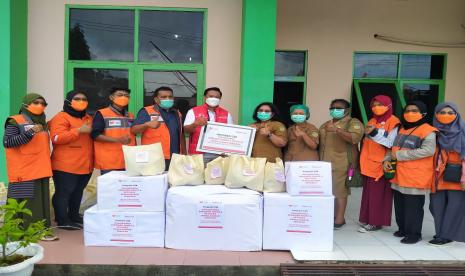 Telkomsel bersinergi bersama  Rumah Zakat menyerahkan bantuan kepada tenaga kesehatan dan tenaga pemulasaran jenazah sebagai elemen penting yang telah membantu penanganan pandemi Covid-19 di Indonesia. 