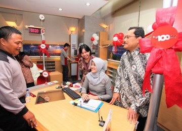 Telkomsel Melayani: Direktur Utama Telkomsel Sarwoto Atmosutarno (kanan) didampingi VP Area Jabotabek Jabar Venusiana Papasi melayani pelanggan yang berkunjung ke GraPARI Jakarta Selatan (19/5)