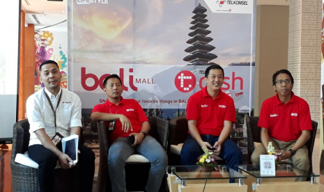 Telkomsel meluncurkan warung digital bekerja sama dengan Balimall menggunakan teknologi pembayaran elektronik Tcash berbasis SNAP QR Code seperti Alibaba.com. 