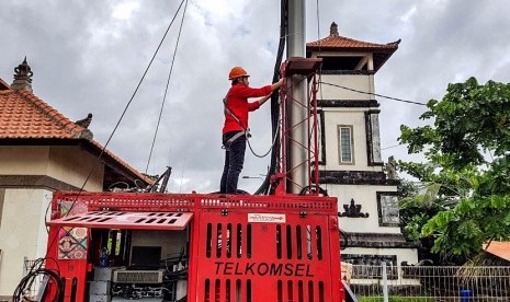 Telkomsel memastikan jaringan komunikasi di wilayah Gunung Agung dan sekitarnya tetap berfungsi normal. Telkomsel mengerahkan setidaknya delapan unit compact mobile base station (Combat) dan menyiagakan 83 unit genset sebagai cadangan sehingga layanan kepada pelanggan tetap maksimal.