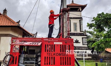 Telkomsel memastikan jaringan komunikasi di wilayah Gunung Agung dan sekitarnya tetap berfungsi normal. Telkomsel mengerahkan setidaknya delapan unit compact mobile base station (Combat) dan menyiagakan 83 unit genset sebagai cadangan sehingga layanan kepada pelanggan tetap maksimal.