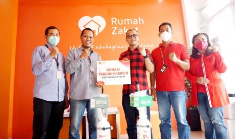 -Telkomsel menyerahkan donasi dari Telkomsel Poin kepada Rumah Zakat untuk disalurkan dalambentuk tabung oksigen kepada yang membutuhkan. Acara tersebut diselenggarakan di kantor Rumah Zakat Palmerah yang dihadiri langsung   Jaelani selaku pimpinan Rumah Zakat Jakarta Raya dan Purnama Adhiputra Manager Campaign and Customer Retention Management Jabotabek Jabar.