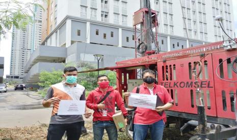 Petugas Telkomsel (ilustrasi). Telkomsel terus berupaya maksimal untuk dapat memulihkan layanan telekomunikasi akibat bencana gempa bumi berkekuatan 6,2 Magnitudo yang mengguncang Provinsi Sulawesi Barat khususnya wilayah Kabupaten Majene dan Kabupaten Mamuju. 