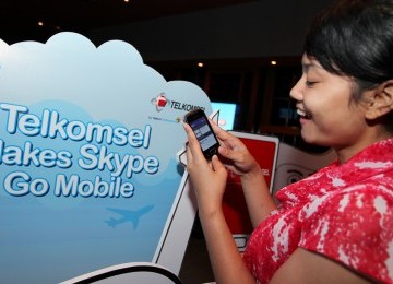 Telkomsel-Skype: Seorang pelanggan Telkomsel sedang menikmati layanan Skype di smartphone. Kini para pelanggan Telkomsel yang mengaktifkan paket Skype sebelum tanggal 31 Januari 2012 mendapatkan GRATIS layanan Skype selama 2 minggu melalui akses *363#. Set