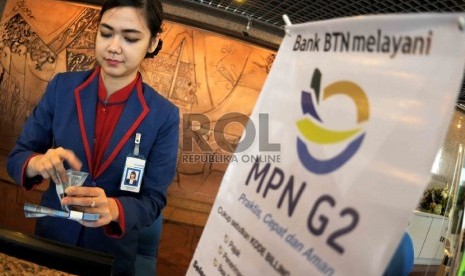 Teller Bank Tabungan Negara (BTN) menghitung uang rupiah di Banking Hall Bank BTN, Jakarta, Kamis (9/7).