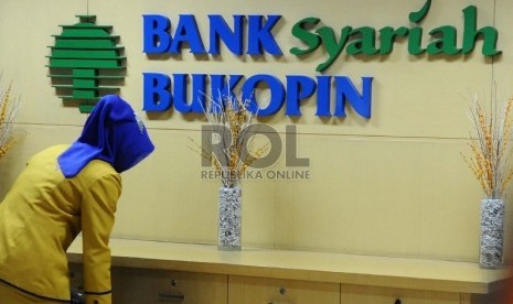  Teller melakukan aktifitas di kantor Bank Syariah Bukopin, Jakarta, Selasa (6/10).