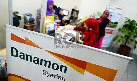 Teller melayani nasabah di Banking Hall Bank Danamon Syariah, Jakarta, Jumat (6/2). (Republika/Yasin Habibi)