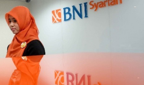 Teller melayani nasabah di Banking Hall BNI Syariah, Jakarta, Senin (20/4). 