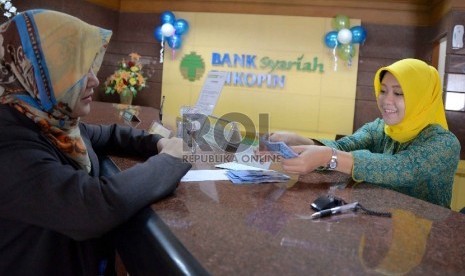  Teller melayani nasabah di kantor Bank Syariah Bukopin (BSB) di Jakarta, Rabu (21/1).  ( Republika/ Yasin Habibi)