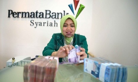 Teller melayani nasabah di Permata Bank Syariah, Jakarta, Rabu (14/1).(Republika/ Yasin Habibi).