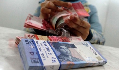 Teller menghitung rupiah di banking hall sebuah bank di Jakarta, Selasa (20/1).  (Republika/ Yasin Habibi)