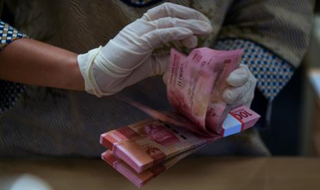 Teller menghitung uang di bank, Jakarta, Kamis (21/4/2022) (ilustrasi). Kamar Dagang dan Industri (Kadin) Indonesia berharap, suku bunga pinjaman bisa turun. Dengan begitu, dapat memacu ekspansi kinerja usaha dan investasi.