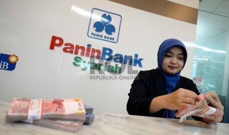  Teller menghitung uang rupiah di Banking Hall Bank, Jakarta, Senin (27/4).  (Republika/ Yasin Habibi)