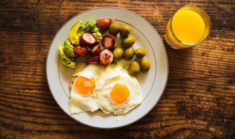  Telur merupakan salah satu makanan yang cukup populer sebagai menu sarapan. Ketika sarapan, penuhi karbohidrat kompleks, serat, dan protein untuk menjaga berat badan.