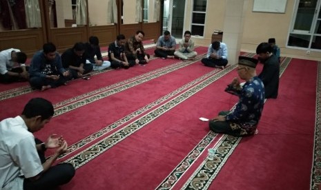 Teman sekolah Rivandi Pranata, pegawai Ditjen Pajak yang menumpangi Lion Air JT610, menggelar doa bersama di SMA 10 Padang, Kamis (1/11) malam. 