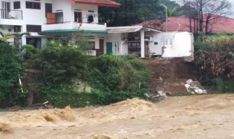 Tembok belakang warga di Kelurahan Sempur, Kecamatan Bogor Tengah, Kota Bogor tergerus longsor, Ahad (7/2).