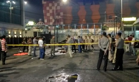 Tempat kejadian perkara (TKP) penusukan dua anggota Brimob usai shalat Isya di masjid Lapangan Bhayangkara, Blok M, Jakarta, Jumat (30/6) malam.