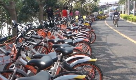 Tempat parkir sepeda yang di sewakan lewat aplikasi berbagi sepeda (sharing bike) di Xiamen, Cina