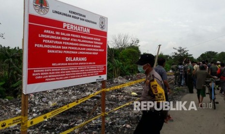 Tempat pembuangan sampah liar di Desa Panguragan Wetan, Kecamatan Panguragan, Kabupaten Cirebon, telah disegel untuk kepentingan penyidikan limbah medis, Kamis (14/12).