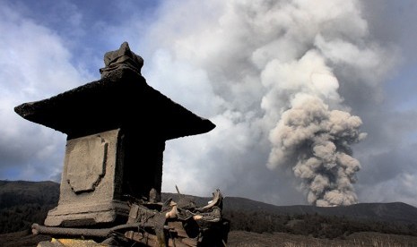 Tempat sesaji suku Tengger tertutup material vulkanik gunung Bromo di Probolinggo, Jawa Timur, Senin (4/1).