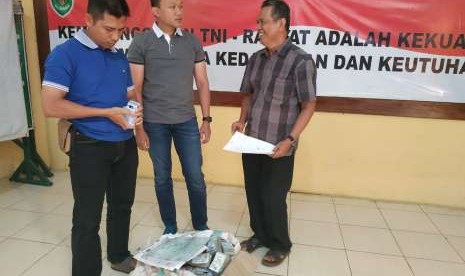 Temuan kepingan KTP-el di kampung Banjarsari , Desa Cikande, Kabupaten Serang